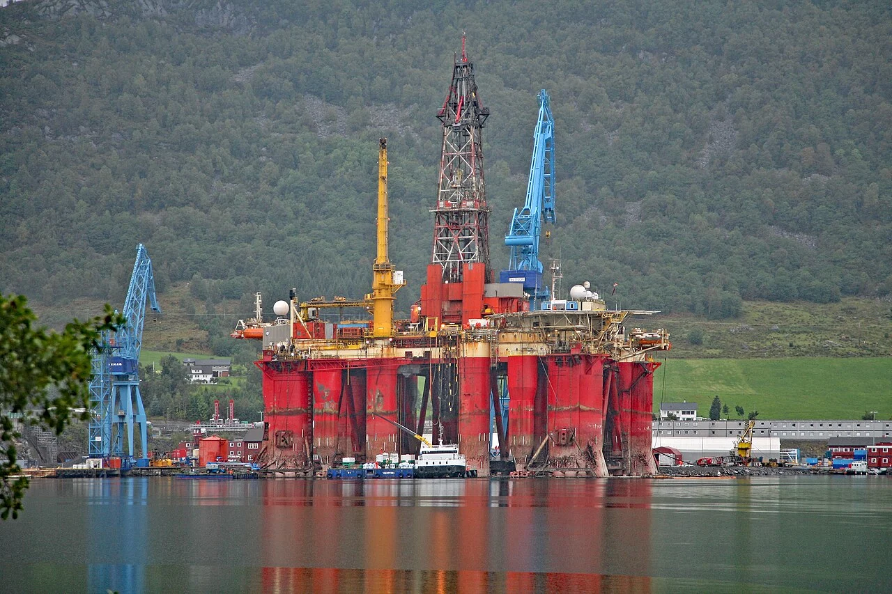 Plataforma de perforación en un puerto industrial