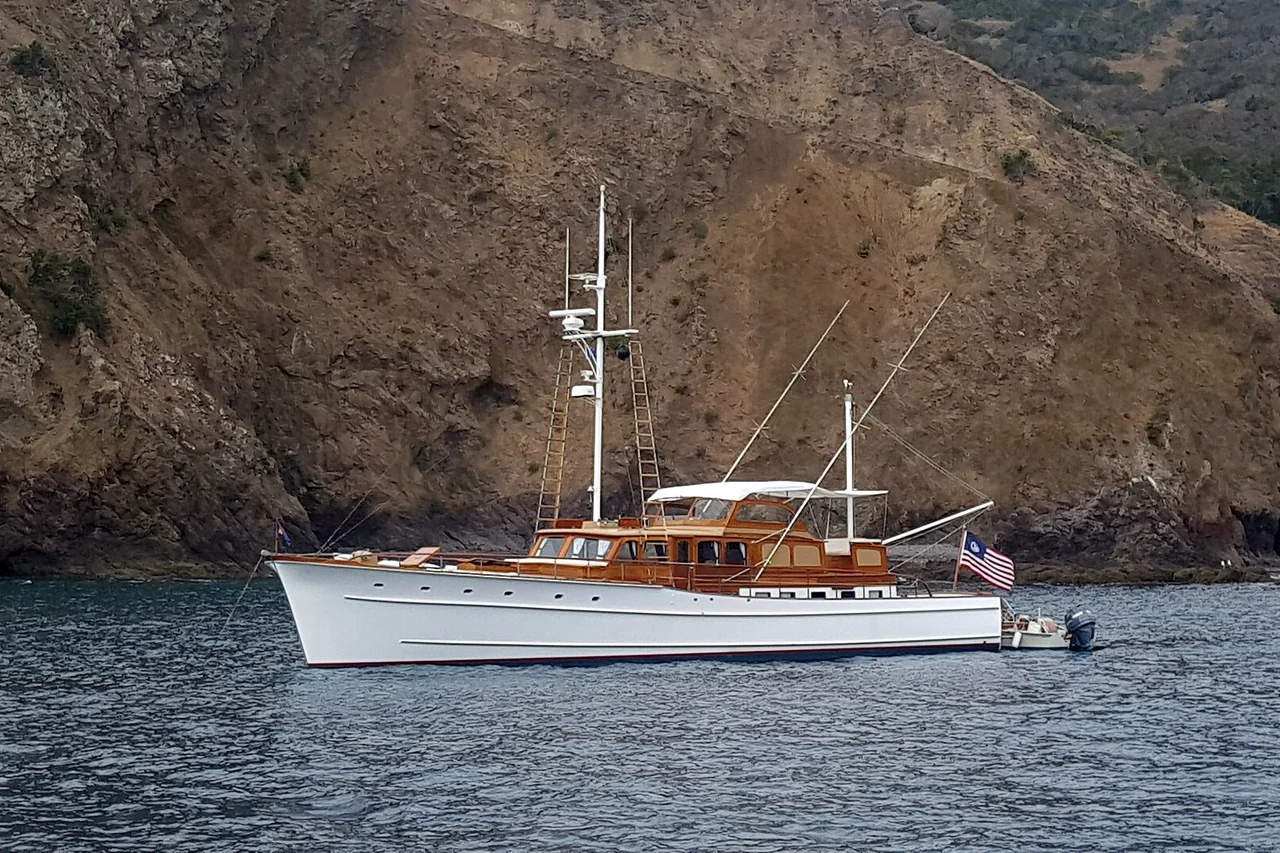 Yate a motor navegando frente a la costa
